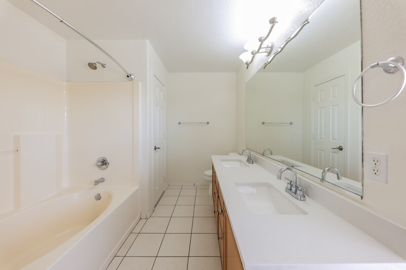 2,060/Mo, 8211 W Mission Ln Peoria, AZ 85345 Main Bathroom View