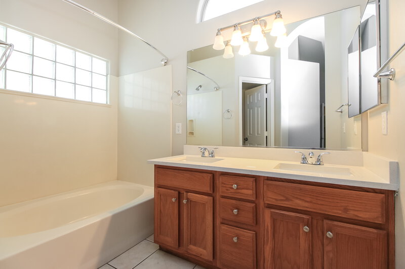 2,485/Mo, 2533 E Camino St Mesa, AZ 85213 Main Bathroom View