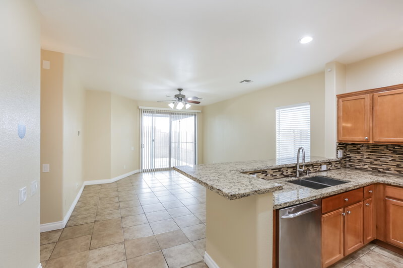 2,110/Mo, 11559 W Western Ave Avondale, AZ 85323 Kitchen View