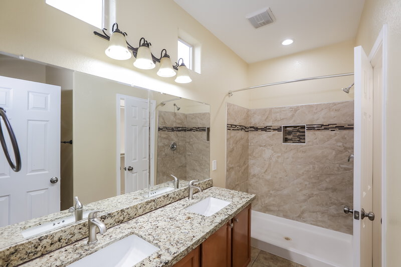 2,110/Mo, 11559 W Western Ave Avondale, AZ 85323 Main Bathroom View