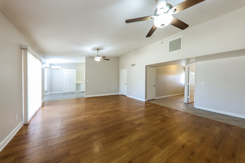 2,075/Mo, 7008 W Canterbury Dr Peoria, AZ 85345 Living Room View 2