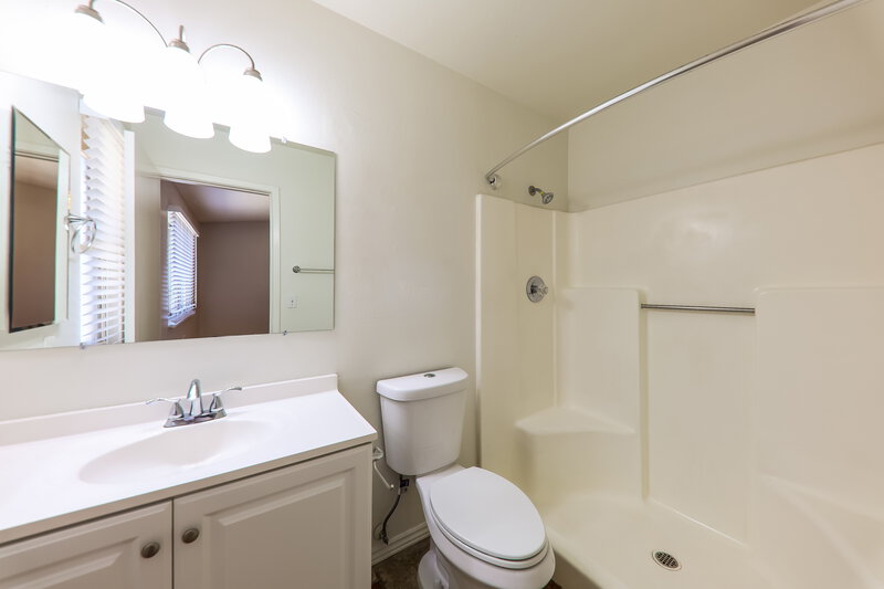2,075/Mo, 7008 W Canterbury Dr Peoria, AZ 85345 Main Bathroom View