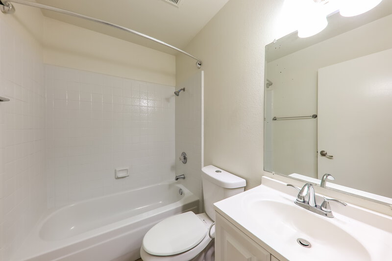 2,075/Mo, 7008 W Canterbury Dr Peoria, AZ 85345 Bathroom View