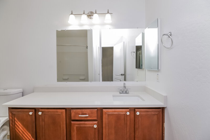 2,385/Mo, 7220 W Warner St Phoenix, AZ 85043 Bathroom View