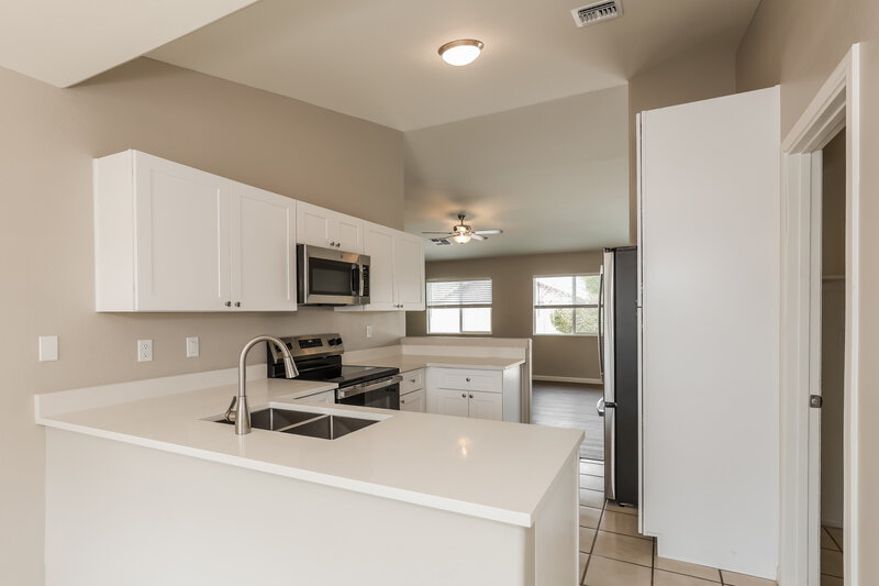 2,185/Mo, 7706 W San Miguel Ave Glendale, AZ 85303 Kitchen View 2