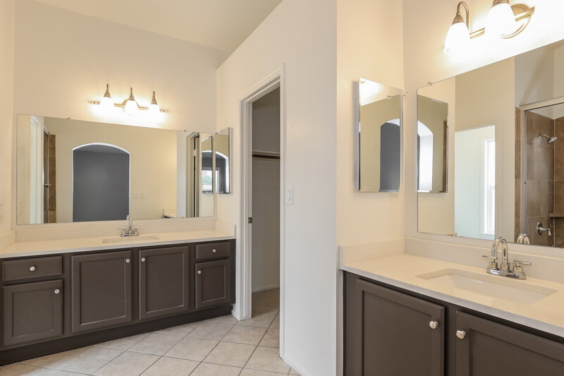 2,185/Mo, 7706 W San Miguel Ave Glendale, AZ 85303 Main Bathroom View
