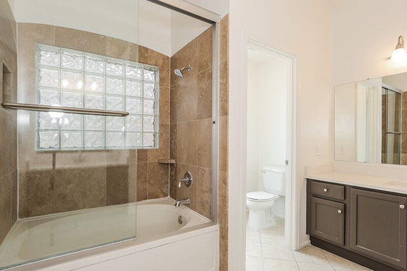2,185/Mo, 7706 W San Miguel Ave Glendale, AZ 85303 Main Bathroom View 2