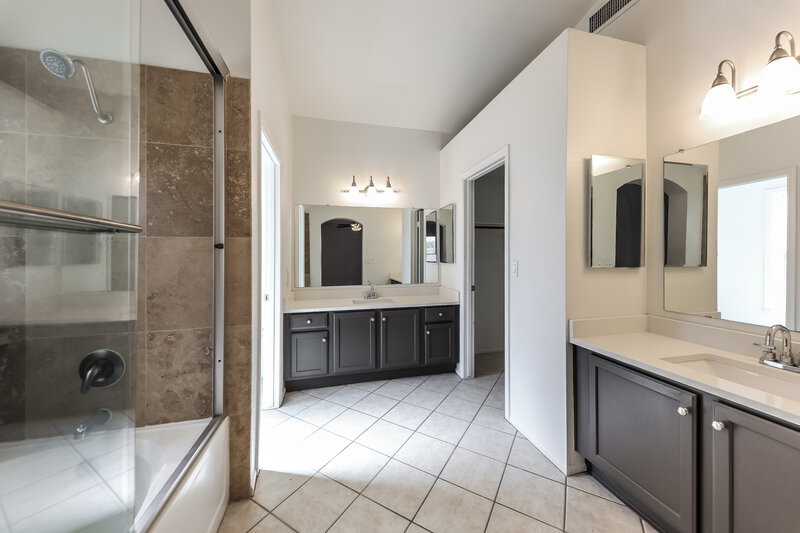 0/Mo, 7706 W San Miguel Ave Glendale, AZ 85303 Main Bathroom View