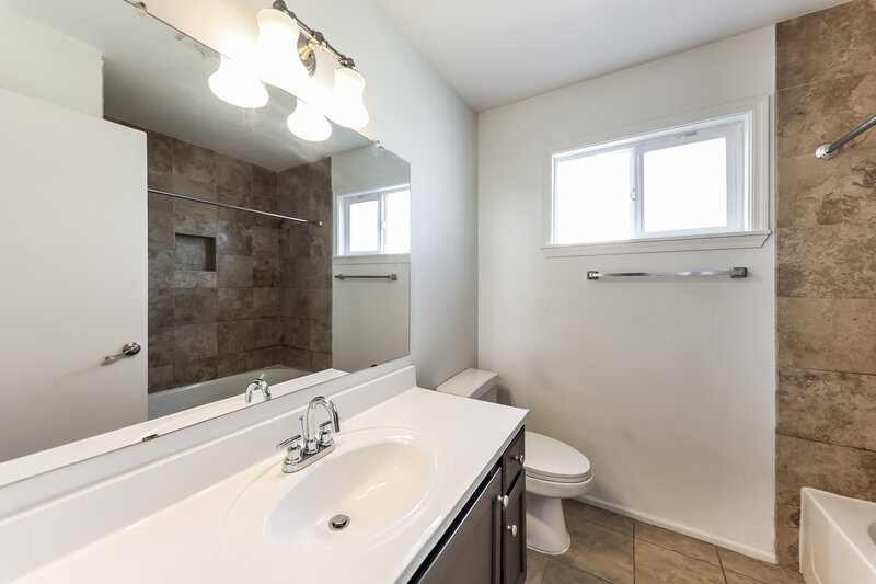 0/Mo, 7706 W San Miguel Ave Glendale, AZ 85303 Bathroom View