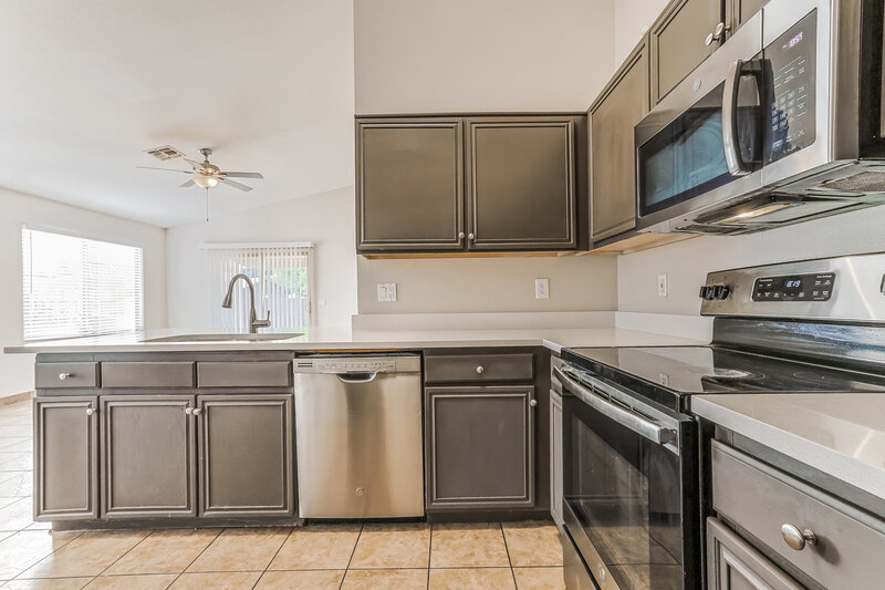 1,955/Mo, 4602 N 84th Ln Phoenix, AZ 85037 Kitchen View 2