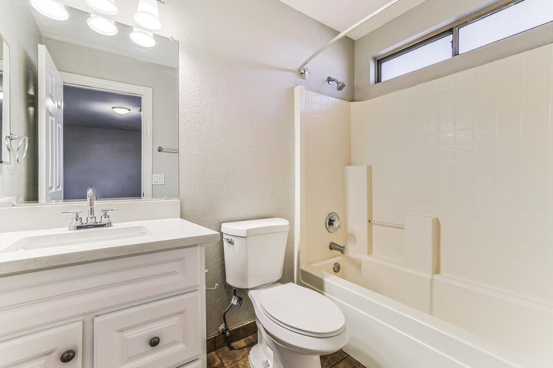 1,955/Mo, 4602 N 84th Ln Phoenix, AZ 85037 Main Bathroom View