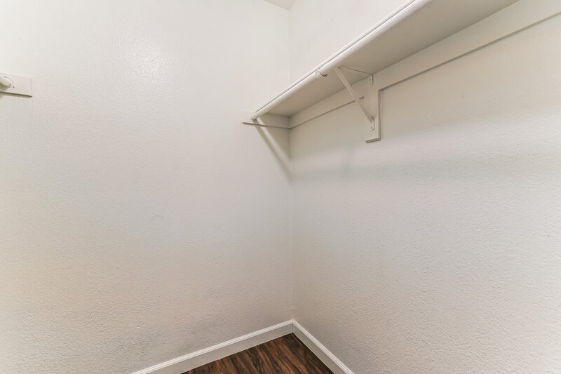 1,955/Mo, 4602 N 84th Ln Phoenix, AZ 85037 Walk In Closet View