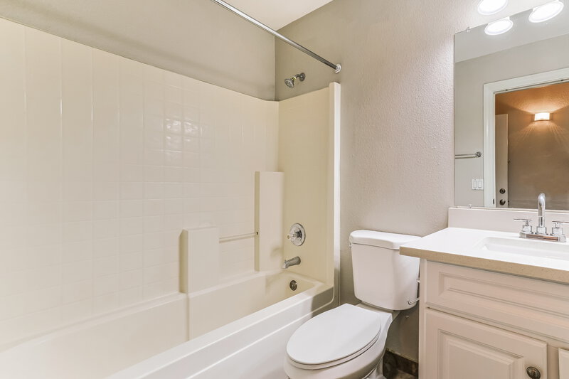 1,955/Mo, 4602 N 84th Ln Phoenix, AZ 85037 Bathroom View