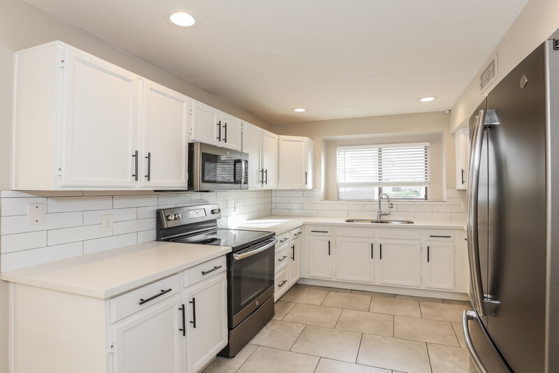1,835/Mo, 8724 W John Cabot Rd Peoria, AZ 85382 Kitchen View 2