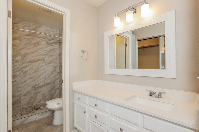 1,835/Mo, 8724 W John Cabot Rd Peoria, AZ 85382 Main Bathroom View