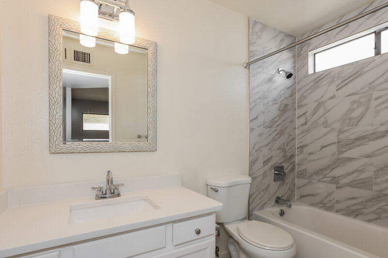 1,835/Mo, 8724 W John Cabot Rd Peoria, AZ 85382 Bathroom View