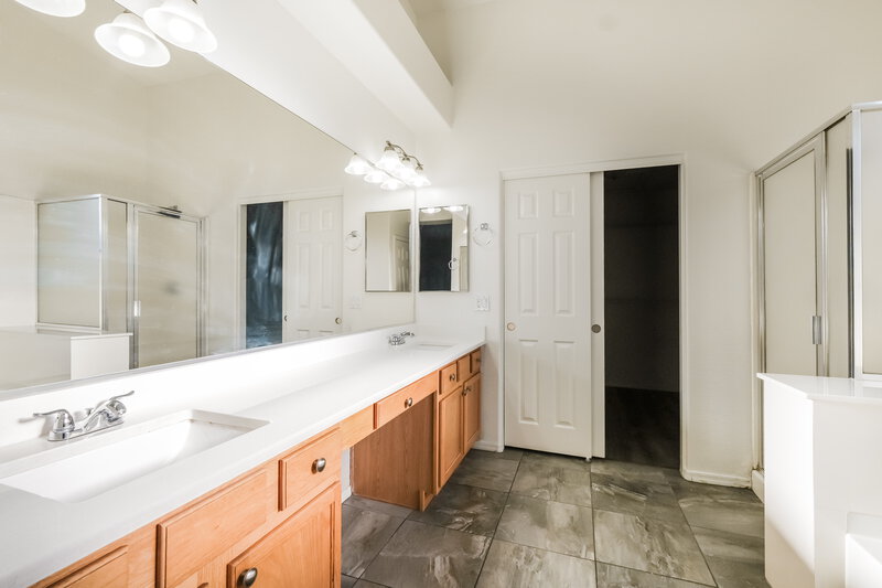 2,305/Mo, 7308 W Superior Ave Phoenix, AZ 85043 Main Bathroom View