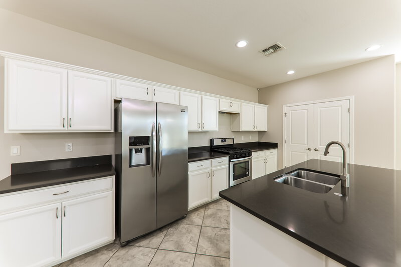 1,890/Mo, 1287 N 166th Ave Goodyear, AZ 85338 Kitchen View 2