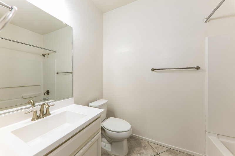 1,890/Mo, 1287 N 166th Ave Goodyear, AZ 85338 Bathroom View