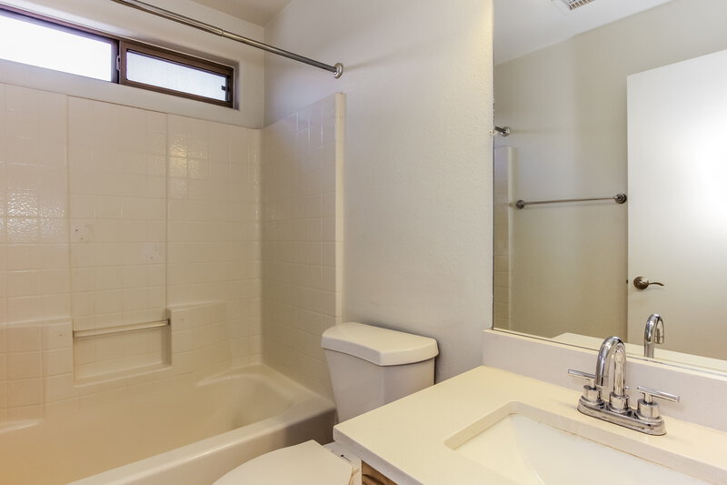 1,665/Mo, 13381 W Ocotillo Ln Surprise, AZ 85374 Bathroom View
