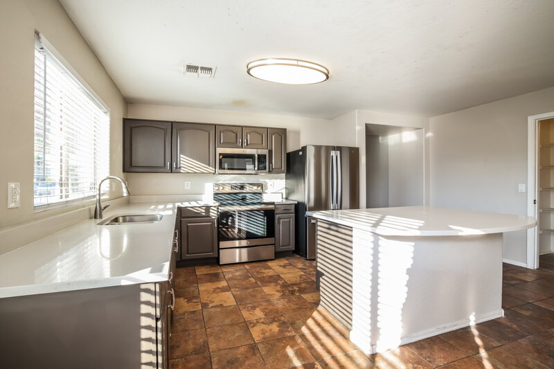 1,980/Mo, 7123 S 31st Dr Phoenix, AZ 85041 Kitchen View