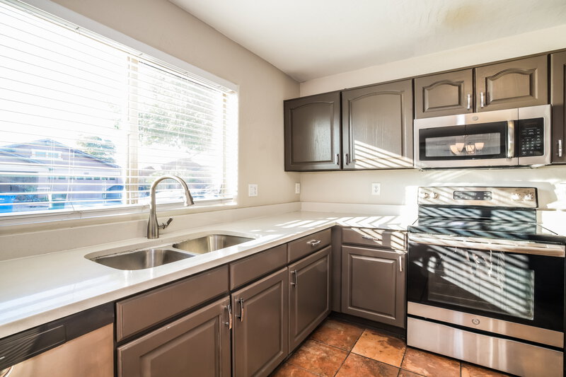 1,980/Mo, 7123 S 31st Dr Phoenix, AZ 85041 Kitchen View 2