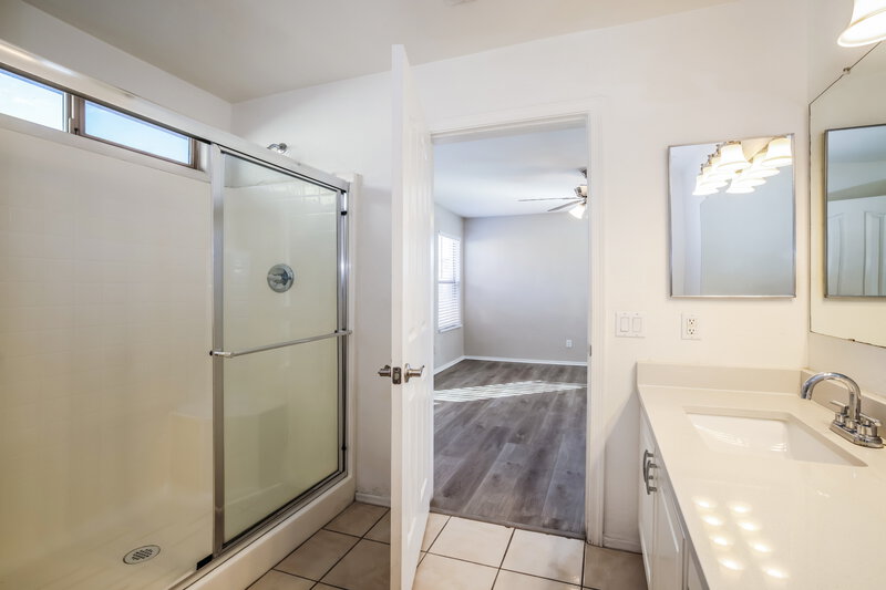 1,980/Mo, 7123 S 31st Dr Phoenix, AZ 85041 Main Bathroom View