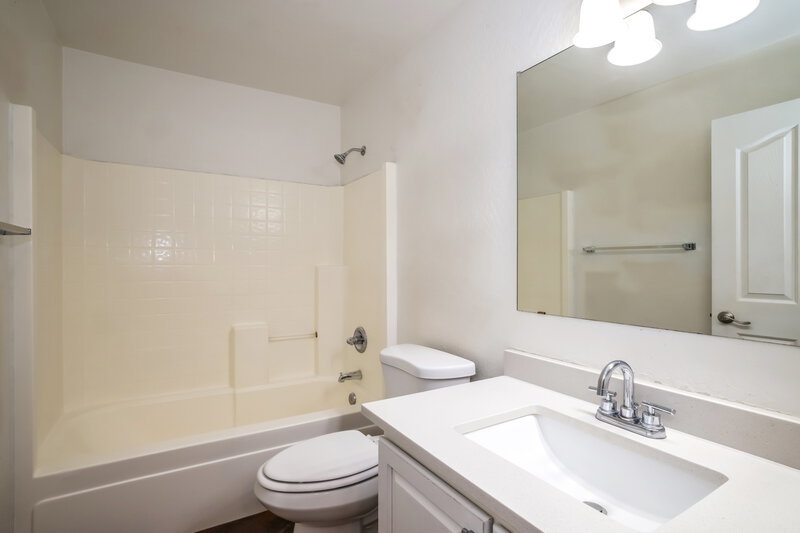 1,980/Mo, 7123 S 31st Dr Phoenix, AZ 85041 Bathroom View