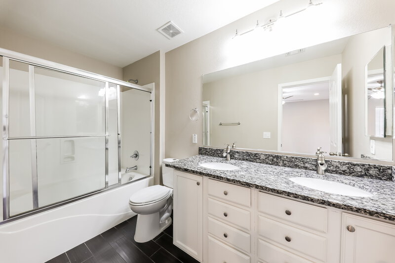 1,980/Mo, 8264 W Purdue Ave Peoria, AZ 85345 Main Bathroom View