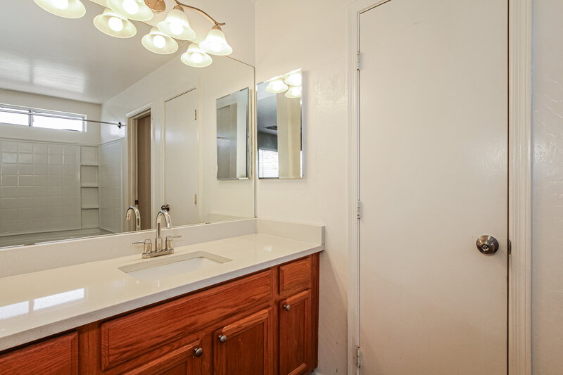 2,090/Mo, 3917 W Minton St Phoenix, AZ 85041 Main Bathroom View