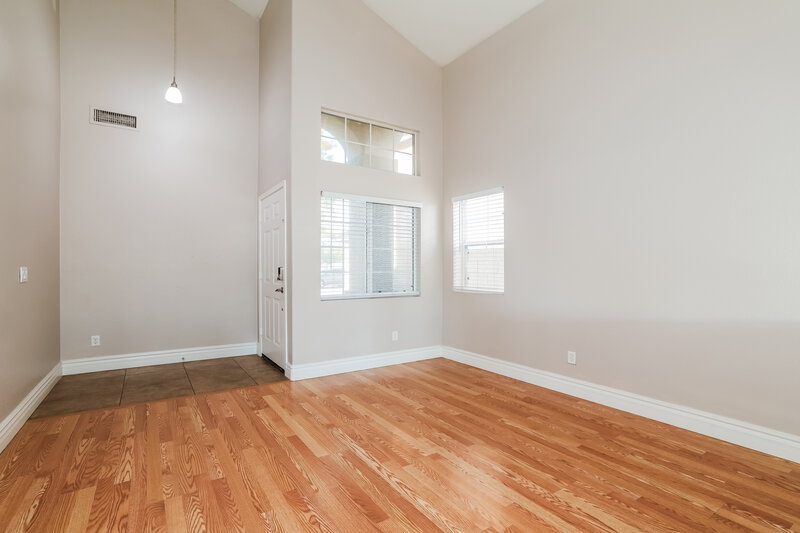 1,925/Mo, 10013 W Montecito Ave Phoenix, AZ 85037 Living Room View