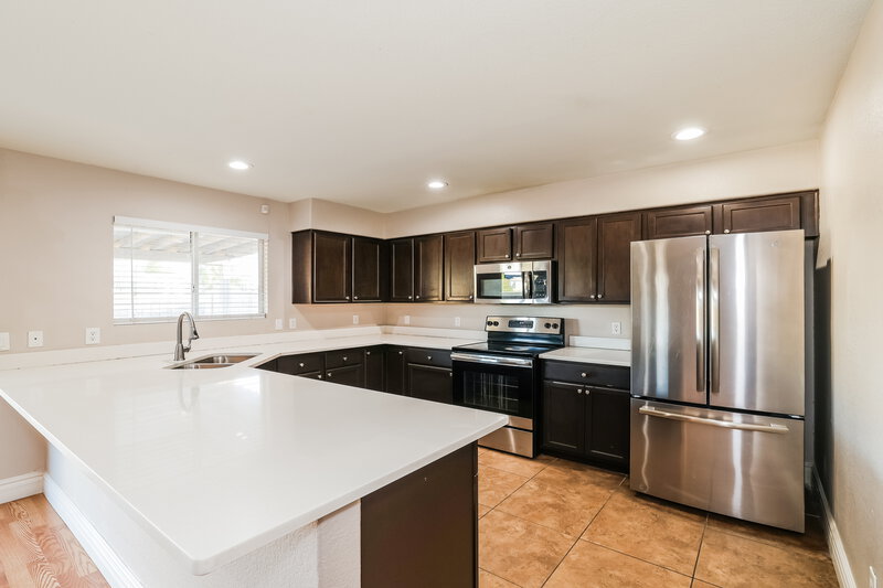 1,925/Mo, 10013 W Montecito Ave Phoenix, AZ 85037 Kitchen View