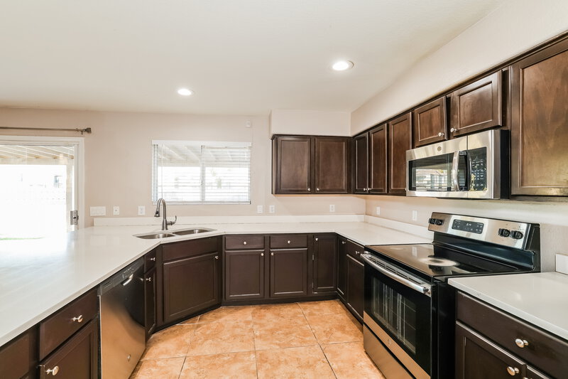 1,925/Mo, 10013 W Montecito Ave Phoenix, AZ 85037 Kitchen View 2