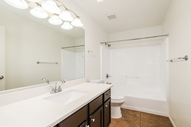 1,925/Mo, 10013 W Montecito Ave Phoenix, AZ 85037 Main Bathroom View