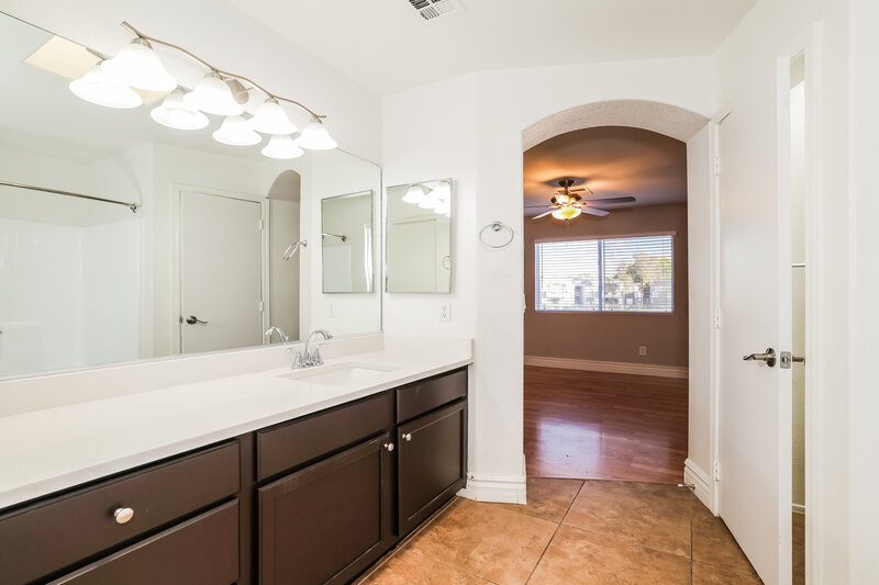 1,925/Mo, 10013 W Montecito Ave Phoenix, AZ 85037 Main Bathroom View 2