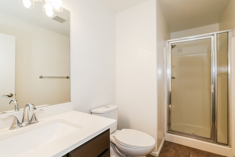 1,925/Mo, 10013 W Montecito Ave Phoenix, AZ 85037 Bathroom View