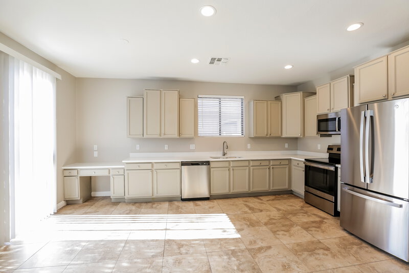 2,585/Mo, 1613 W St Catherine Ave Phoenix, AZ 85041 Kitchen View