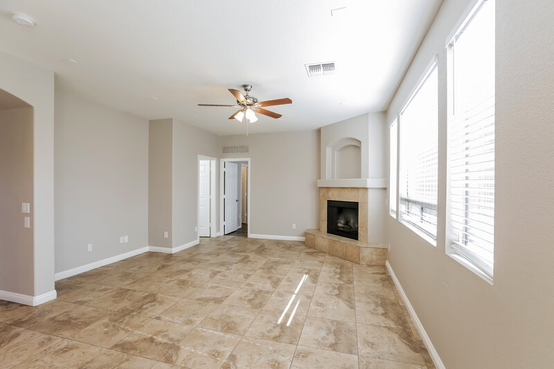 2,585/Mo, 1613 W St Catherine Ave Phoenix, AZ 85041 Family Room View