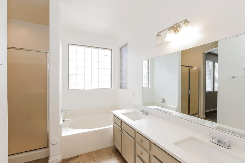 2,585/Mo, 1613 W St Catherine Ave Phoenix, AZ 85041 Main Bathroom View