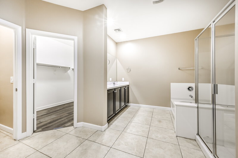 2,030/Mo, 17157 W Lisbon Ln Surprise, AZ 85388 Main Bathroom View