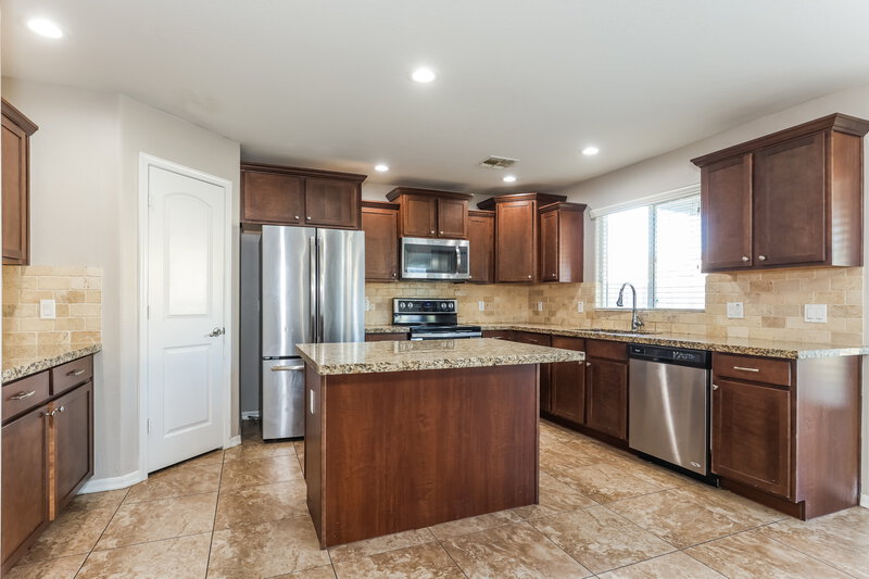 2,795/Mo, 5809 S 27th Ln Phoenix, AZ 85041 Kitchen View