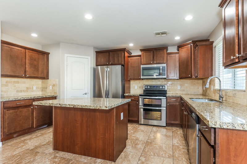 2,795/Mo, 5809 S 27th Ln Phoenix, AZ 85041 Kitchen View 2