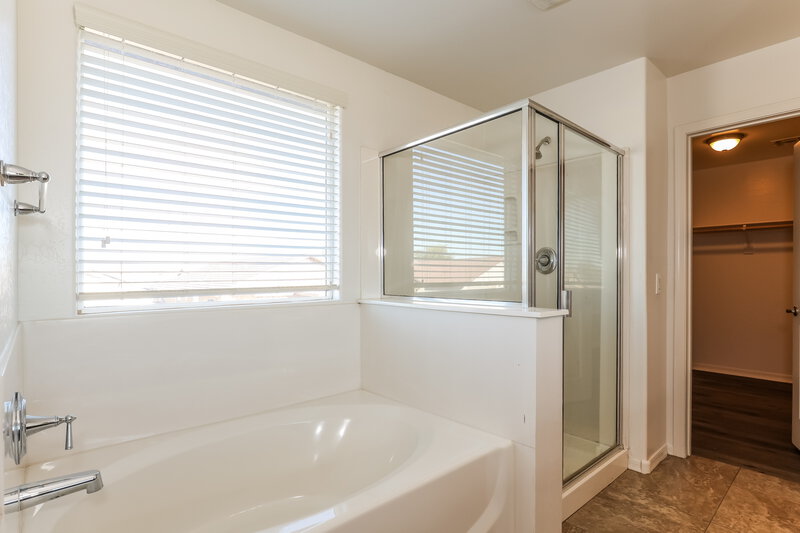 2,795/Mo, 5809 S 27th Ln Phoenix, AZ 85041 Main Bathroom View