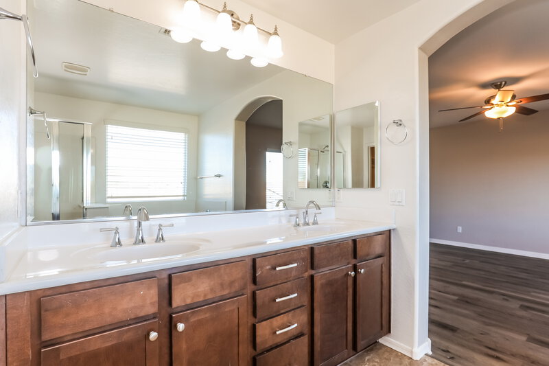 2,795/Mo, 5809 S 27th Ln Phoenix, AZ 85041 Main Bathroom View 2