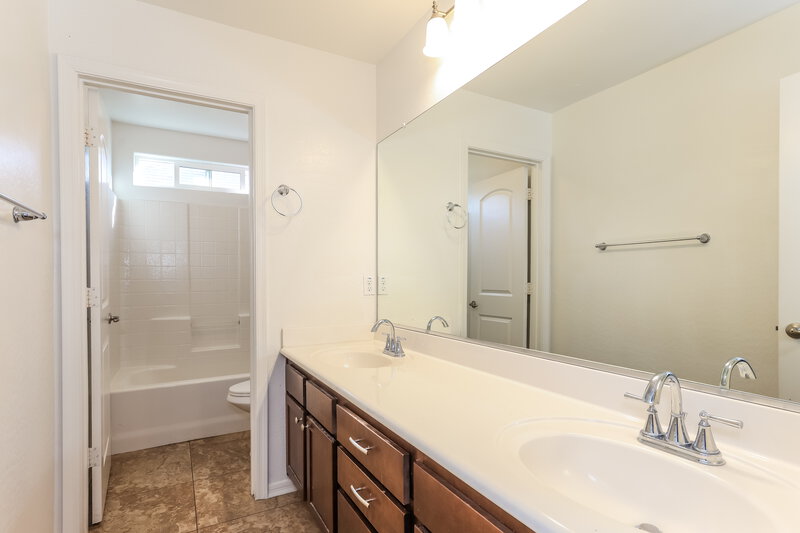2,795/Mo, 5809 S 27th Ln Phoenix, AZ 85041 Bathroom View