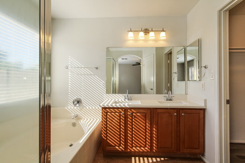1,700/Mo, 13273 W Mauna Loa Ln Surprise, AZ 85379 Main Bathroom View
