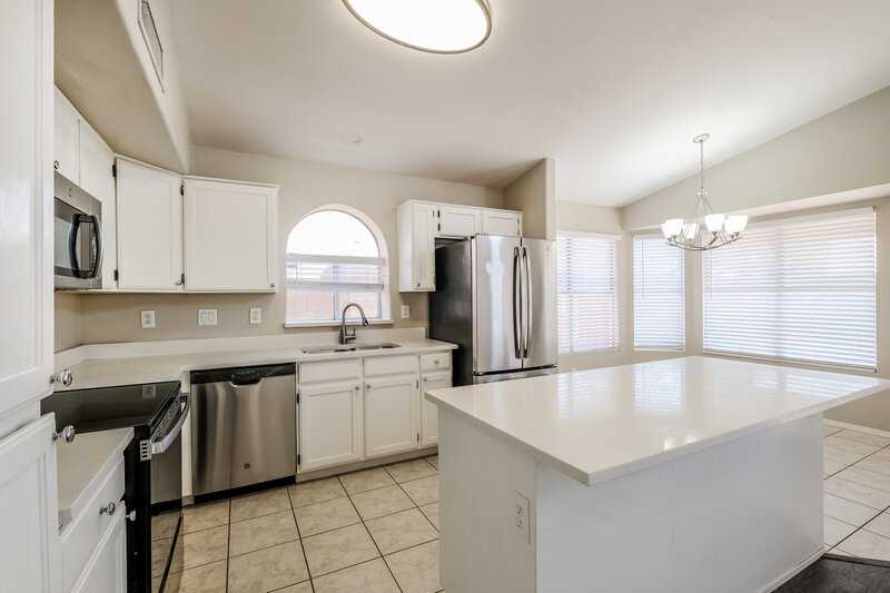 2,140/Mo, 2709 N 122nd Avenue Avondale, AZ 85392 Kitchen View