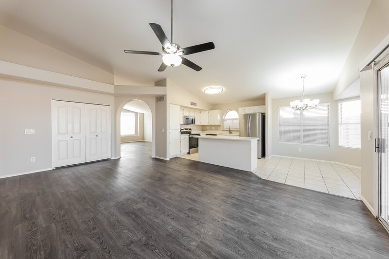 3,150/Mo, 2709 N 122nd Avenue Avondale, AZ 85392 Family Room View 2