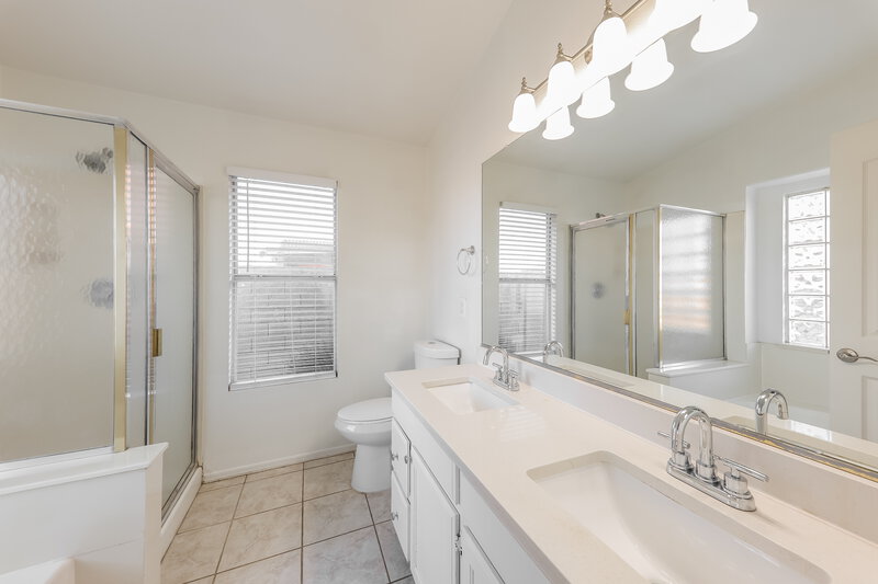 3,150/Mo, 2709 N 122nd Avenue Avondale, AZ 85392 Main Bathroom View