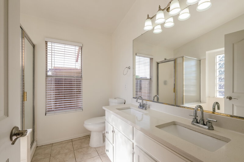2,140/Mo, 2709 N 122nd Avenue Avondale, AZ 85392 Main Bathroom View
